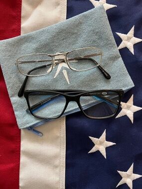 2 glasses/readers with pouch bag